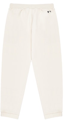 MLB紐約洋基復古徽標米色慢跑褲 男女款。 3APTM0326-50CRS Lookbook MLB紐約洋基復古徽標米色慢跑褲 男女款。 3APTM0326-50CRS