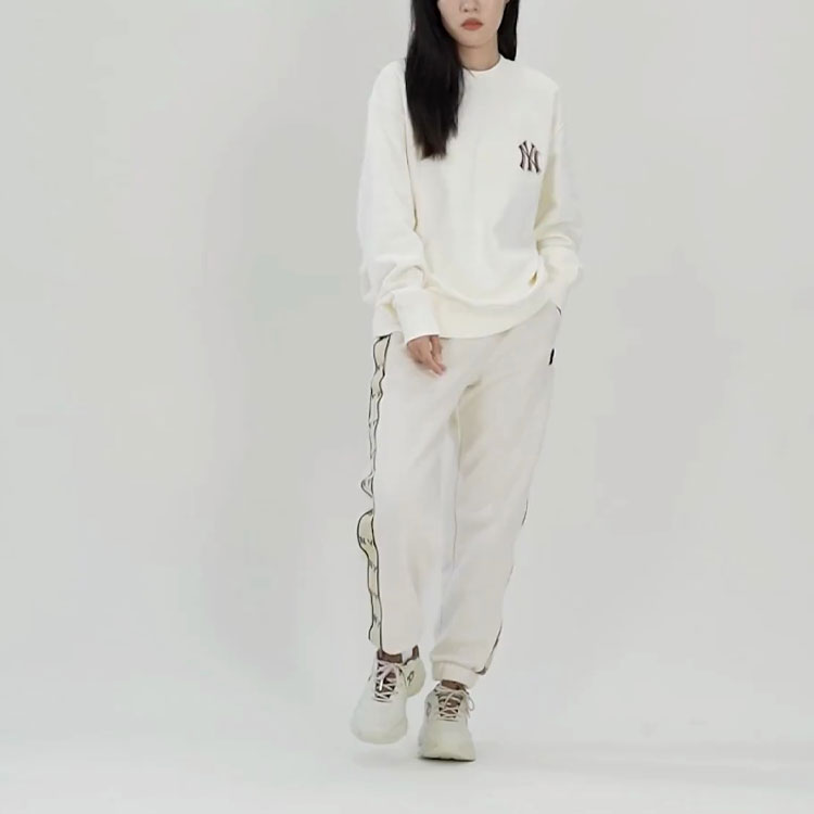 Shop MLB紐約洋基復古徽標米色慢跑褲 男女款。 3APTM0326-50CRS