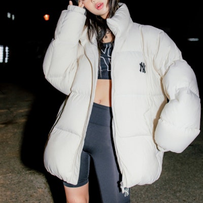 Chaqueta Corta Puffer Blanca Unisex MLB New York Yankees Invierno. 31DJ03061-50I Shop Chaqueta Corta Puffer Blanca Unisex MLB New York Yankees Invierno. 31DJ03061-50I