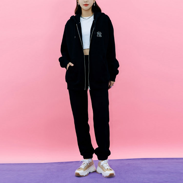 Shop MLB纽约洋基队胸标印花连帽拉链卫衣男女同款黑色夹克. 3ATRB0116-50BKS