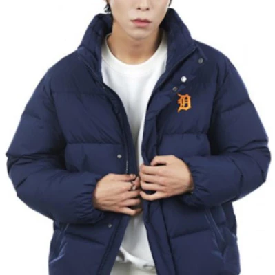 MLB NY Yankees Jaket Puffer Angin Navy Unisex Lengan Panjang Kerah Tinggi Hangat 3ADJB0526-46NYD Lookbook MLB NY Yankees Jaket Puffer Angin Navy Unisex Lengan Panjang Kerah Tinggi Hangat 3ADJB0526-46NYD