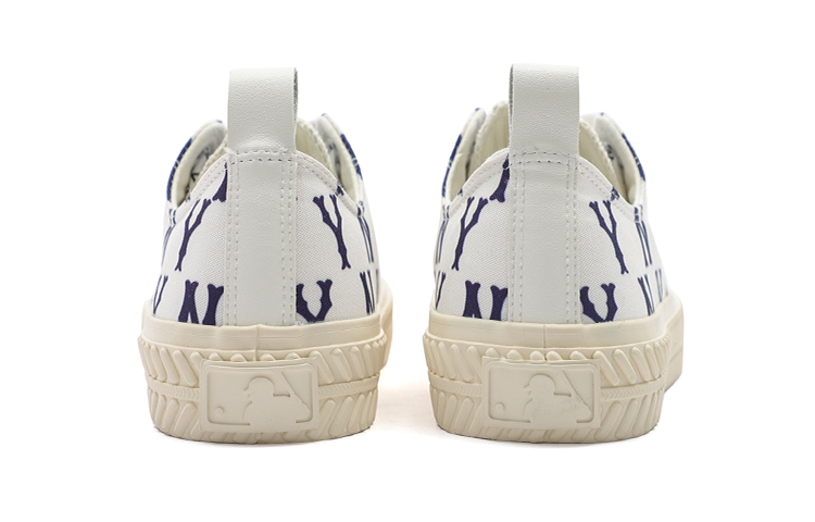 Shop MLBプレイボール モノグラム ロー "ホワイトコンフォート" 3ACVVM12N-50IVS