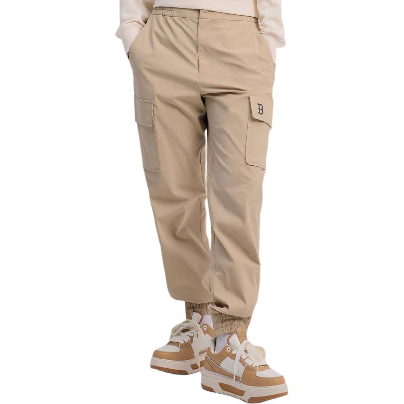 Lookbook MLB SS24 Pantalones Jogger Cargo Beige Boston Red Sox Logo Unisex Casual. 3AWPB0441-43BGM
