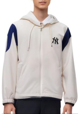 MLB SS24 Hoodie Patchwork Logo NY Yankees Unisex Warna Cream. 3AWJV0343-50CRS Shop MLB SS24 Hoodie Patchwork Logo NY Yankees Unisex Warna Cream. 3AWJV0343-50CRS