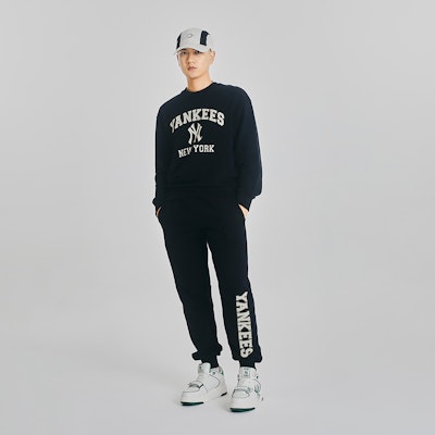 MLB Starry Reflective Sweatshirt & Jogger Unisex Hitam. 3AMTV0134-50BKS Lookbook MLB Starry Reflective Sweatshirt & Jogger Unisex Hitam. 3AMTV0134-50BKS