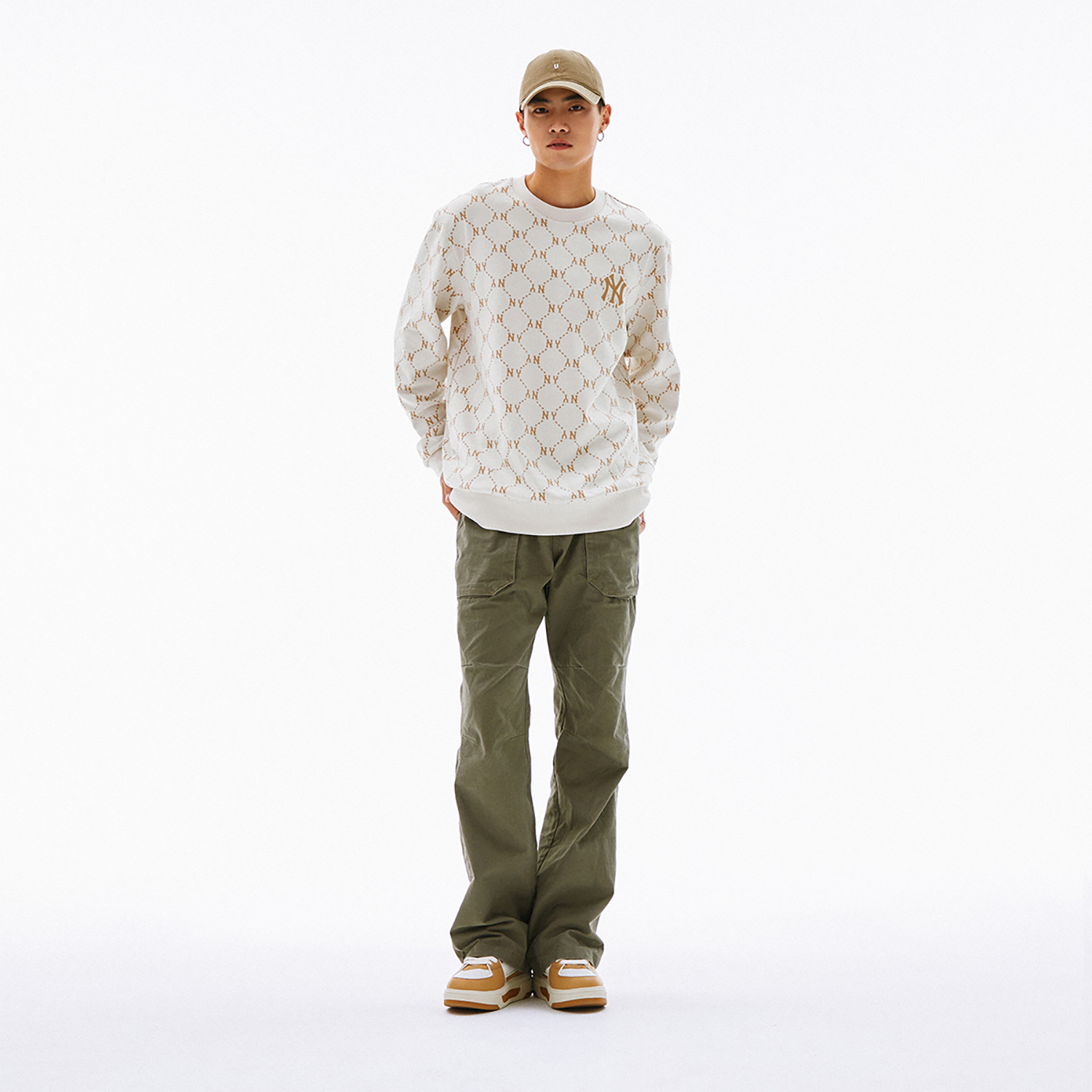 MLB T Monogram SS24 New York Yankees Cream Diamond Crewneck Sweatshirt Unisex 3AMTM0141-50CRS 圖 5