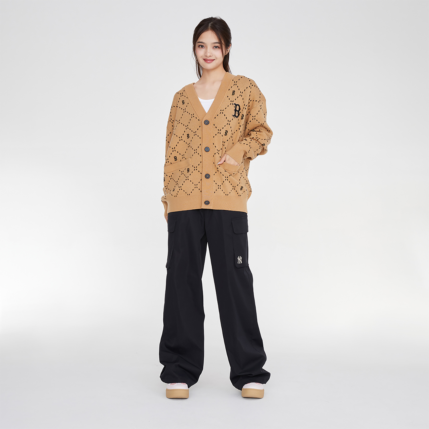 Shop MLB 復古紋理寬鬆長袖針織衫 中性款 - 淺駝米色 3AKCM0134-43CAL