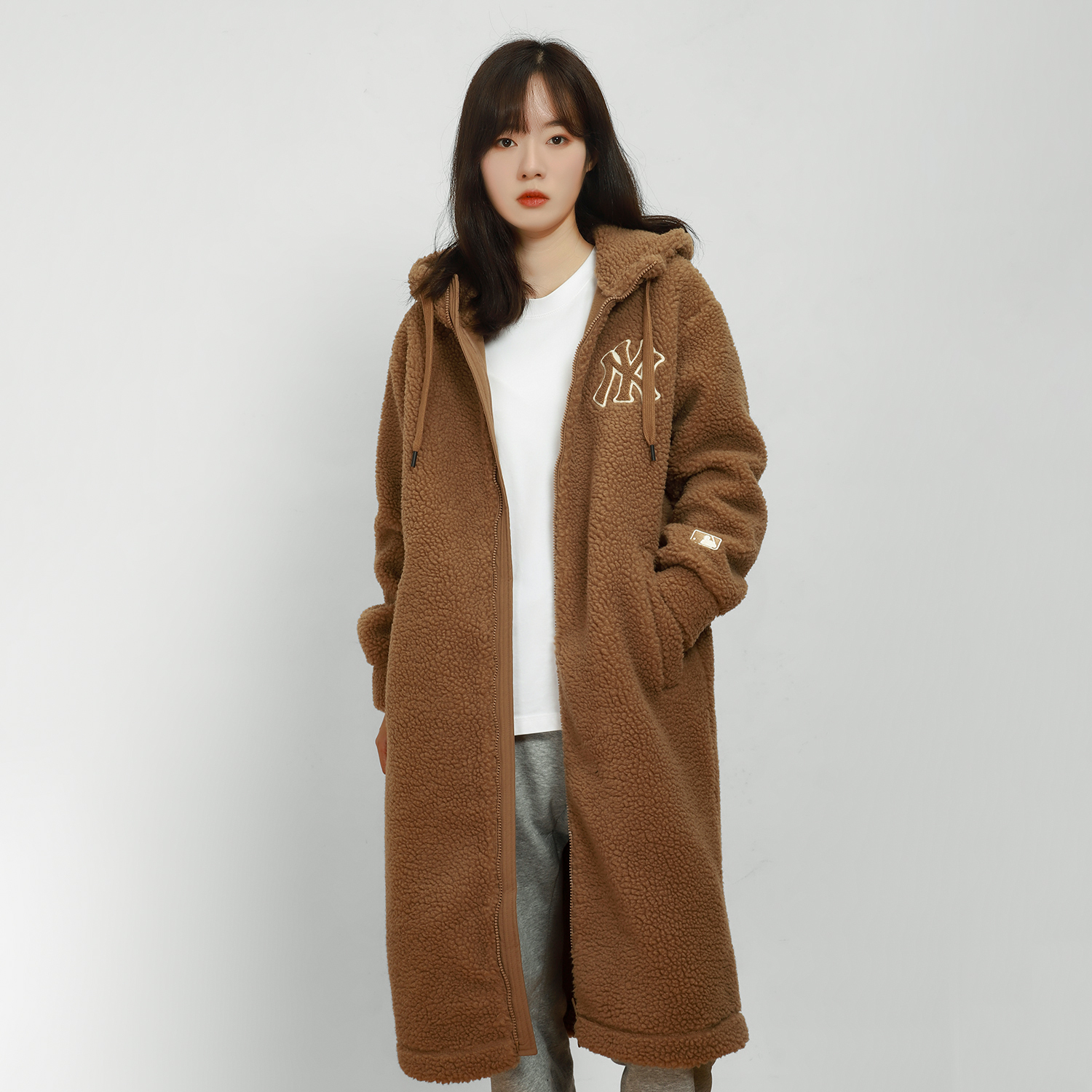 MLB Unisex Casual Mid-Length Jacket with Letter Patch Deep Beige. 3AJPF2816-50BGD 圖 4