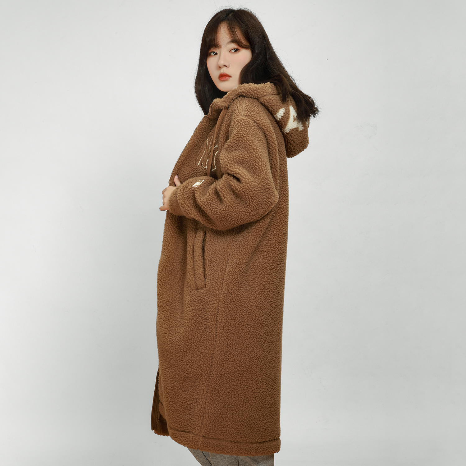 MLB Unisex Casual Mid-Length Jacket with Letter Patch Deep Beige. 3AJPF2816-50BGD 圖 7