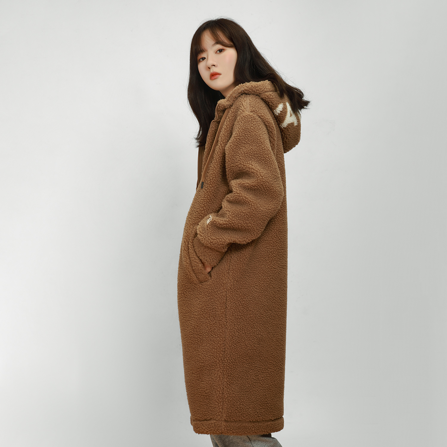 MLB Unisex Casual Mid-Length Jacket with Letter Patch Deep Beige. 3AJPF2816-50BGD 圖 8