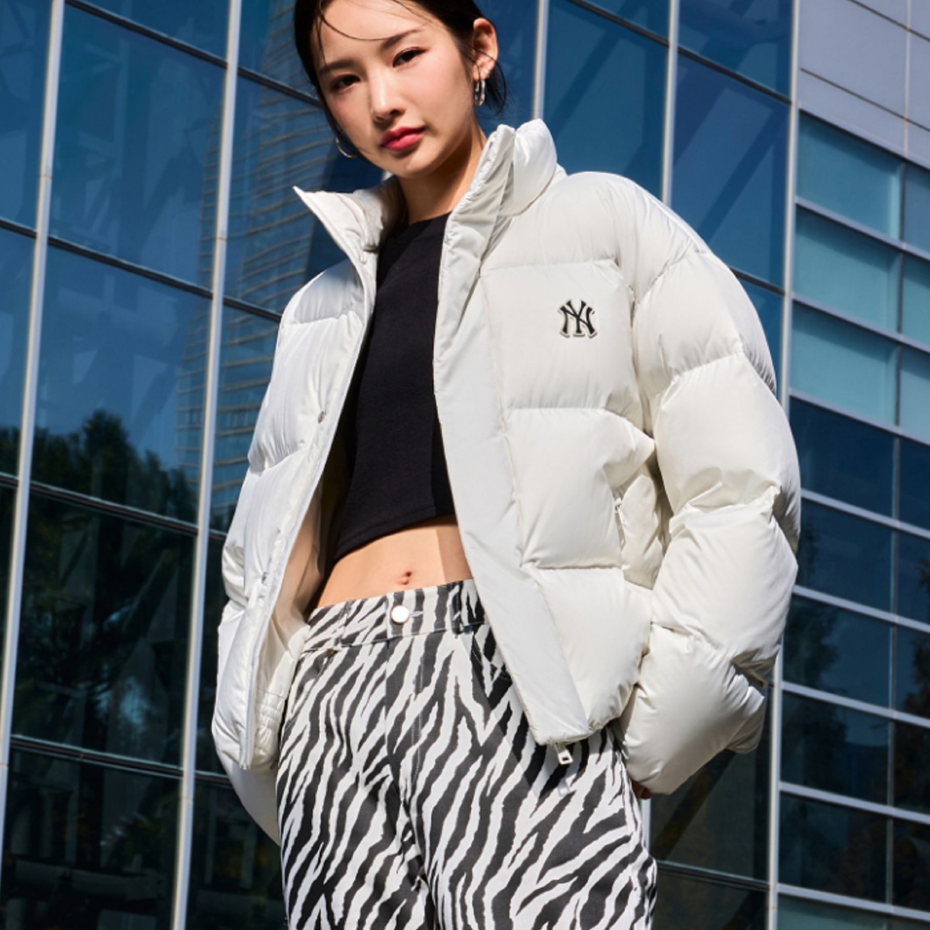 Shop Chaqueta Puffer Cálida Unisex MLB Crema con Cuello Alto. 3ADJB0736-50CRS