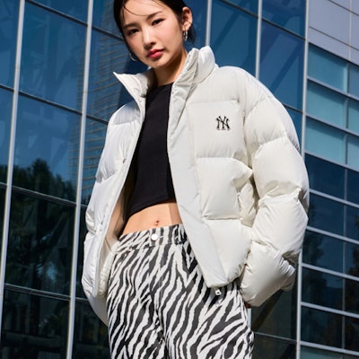 Chaqueta Puffer Cálida Unisex MLB Crema con Cuello Alto. 3ADJB0736-50CRS Shop Chaqueta Puffer Cálida Unisex MLB Crema con Cuello Alto. 3ADJB0736-50CRS