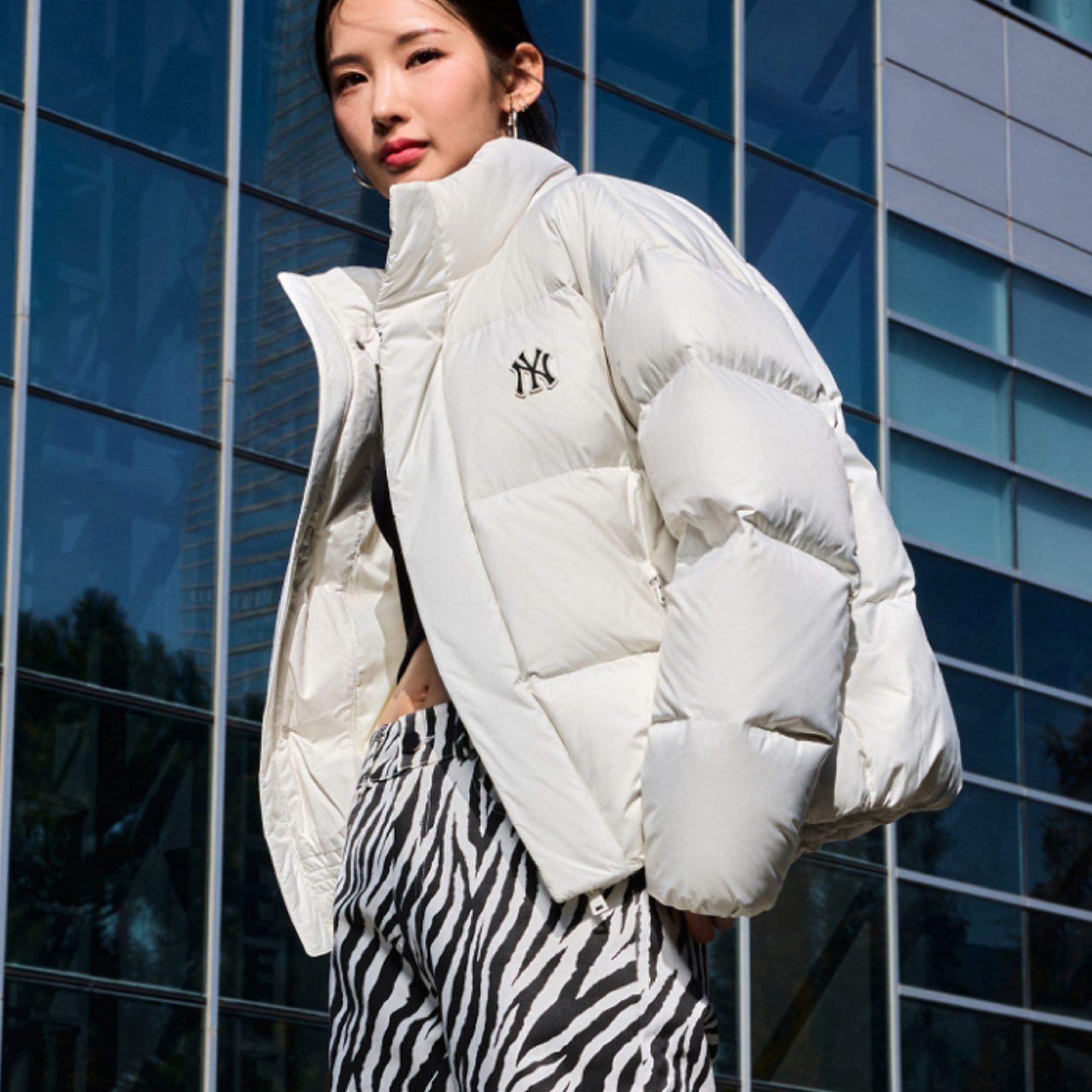 Purchase Chaqueta Puffer Cálida Unisex MLB Crema con Cuello Alto. 3ADJB0736-50CRS