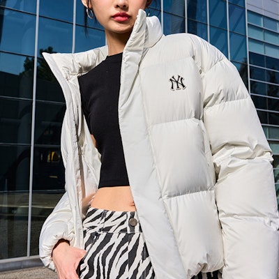 Chaqueta Puffer Cálida Unisex MLB Crema con Cuello Alto. 3ADJB0736-50CRS Details for Chaqueta Puffer Cálida Unisex MLB Crema con Cuello Alto. 3ADJB0736-50CRS