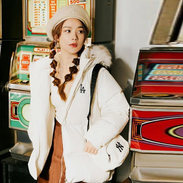 Lookbook MLB 유니섹스 아이보리 후드 레터링 다운 재킷 3ADJEC1