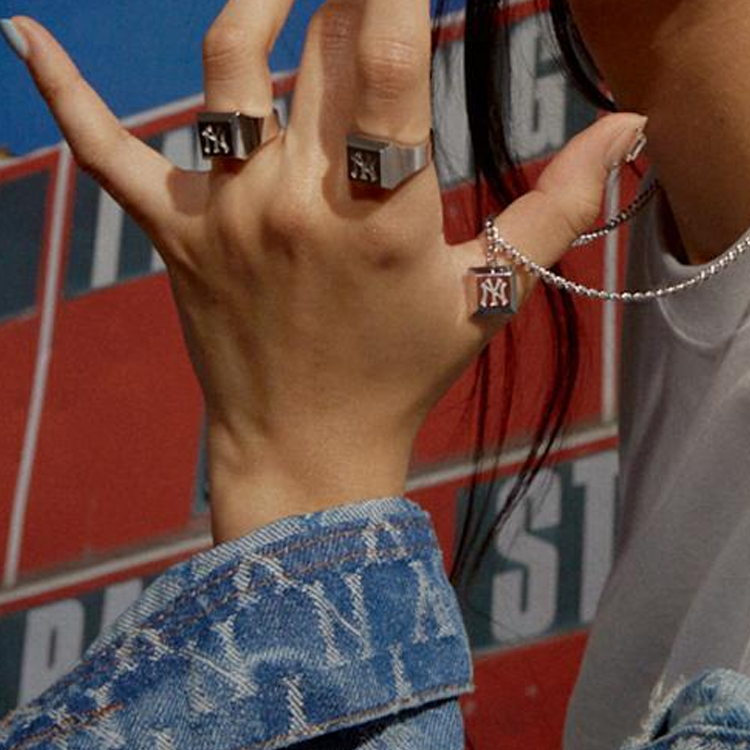 Lookbook MLB White Letter Engraved Open Ring Unisex Couple Style 32JD01111