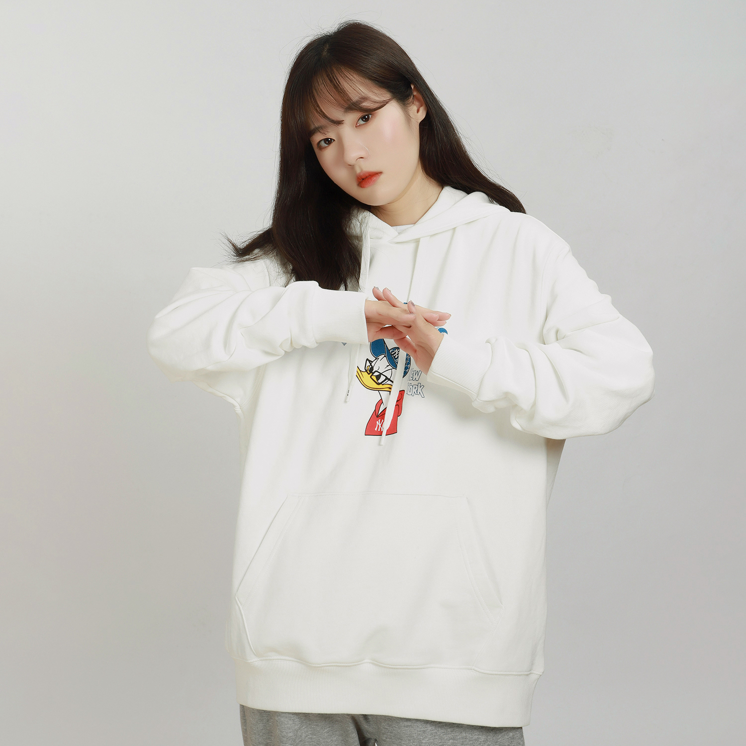 MLB Disney Donald Duck Ivory Pullover Sweatshirt Unisex College Style 3AHDD1014-50IVS 圖 4
