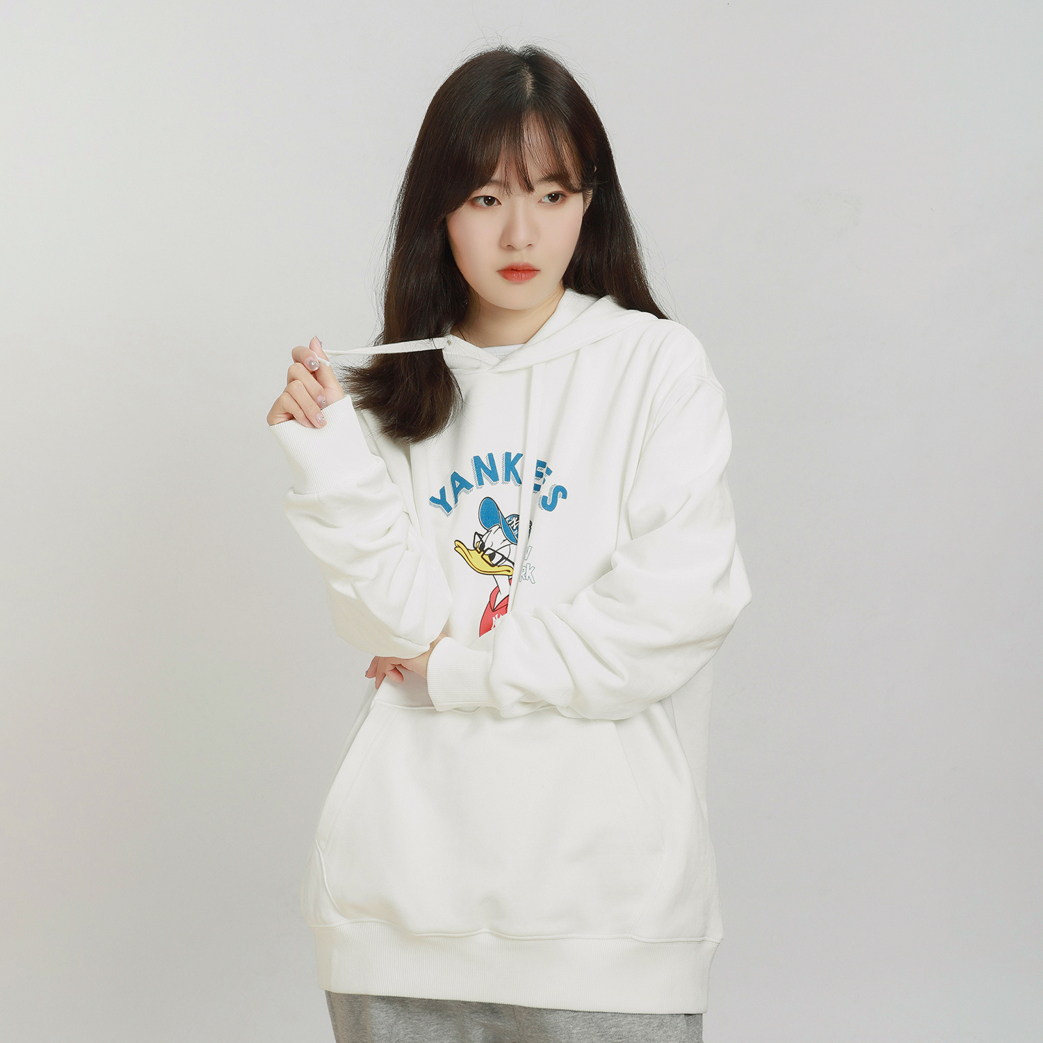 MLB Disney Donald Duck Ivory Pullover Sweatshirt Unisex College Style 3AHDD1014-50IVS 圖 5