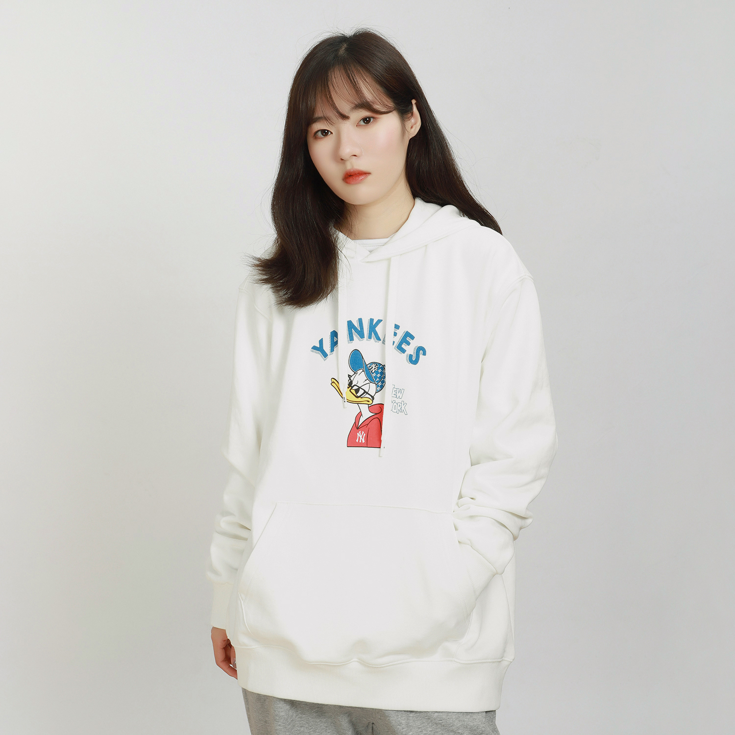 MLB Disney Donald Duck Ivory Pullover Sweatshirt Unisex College Style 3AHDD1014-50IVS 圖 6