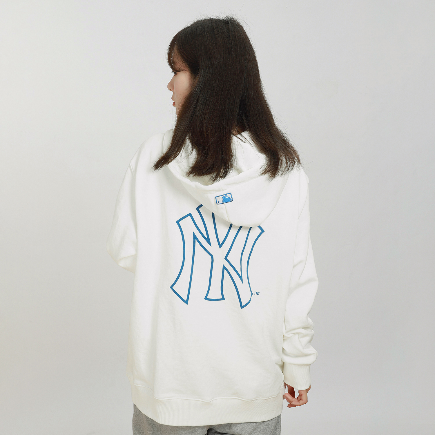 MLB Disney Donald Duck Ivory Pullover Sweatshirt Unisex College Style 3AHDD1014-50IVS 圖 8