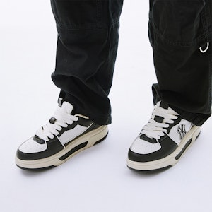 MLB x New York Yankees Retro Low 'Black Comfort' Sepatu Hitam Retro Nyaman 3ASXCLS4N-50BKS Sizing MLB x New York Yankees Retro Low 'Black Comfort' Sepatu Hitam Retro Nyaman 3ASXCLS4N-50BKS