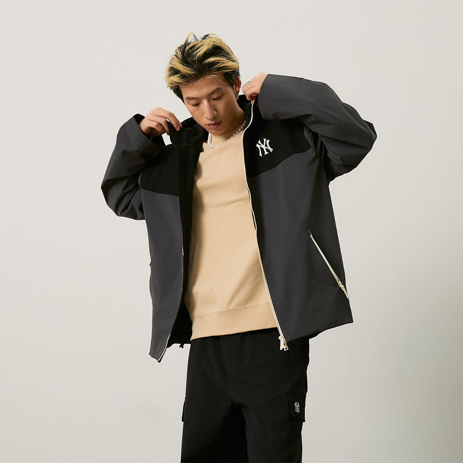 Shop MLB Yankees Jaket Logo Reflektif Anti Angin & Air Abu-abu Unisex 24FW 3AWJB0344-50CGS