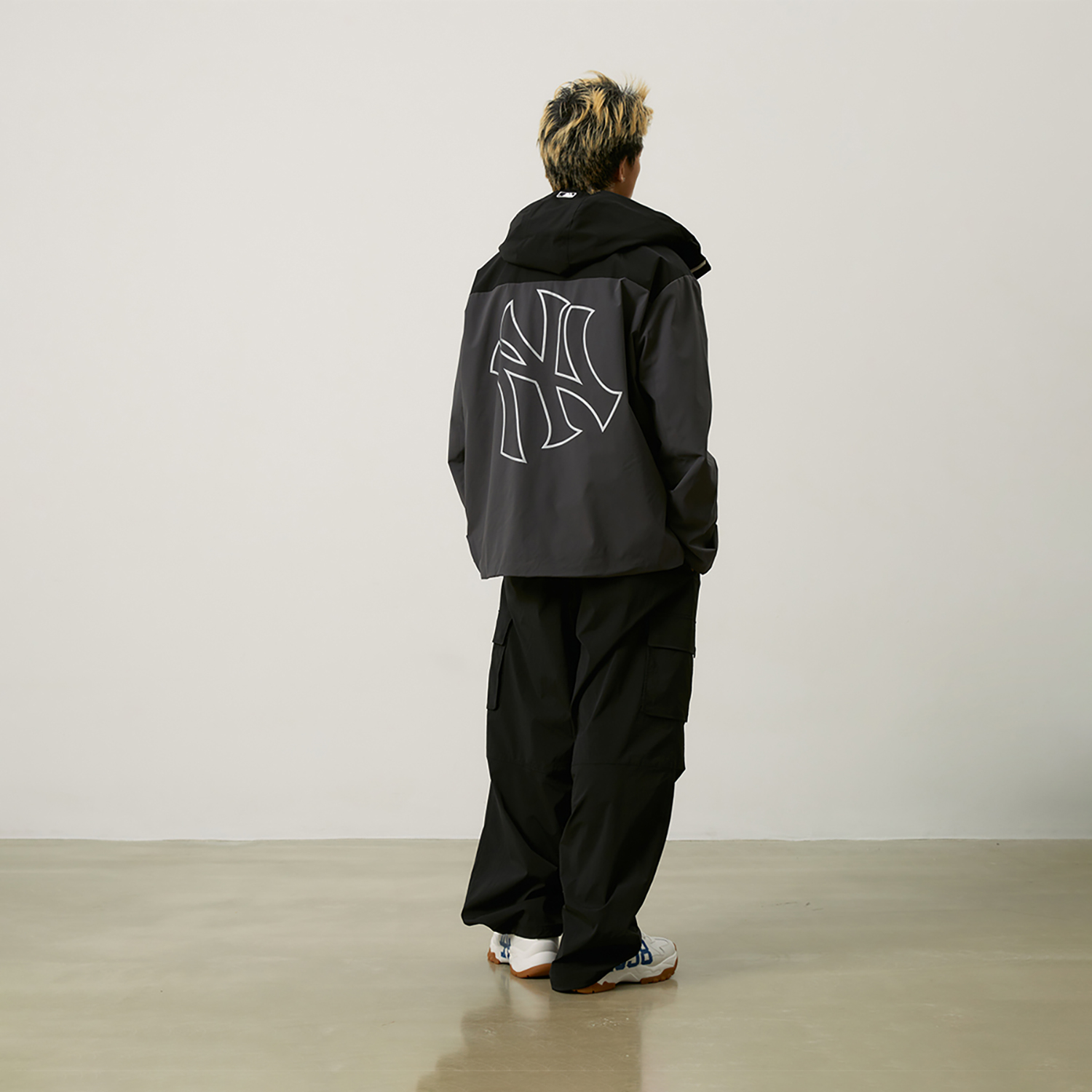 Details for MLB Yankees Jaket Logo Reflektif Anti Angin & Air Abu-abu Unisex 24FW 3AWJB0344-50CGS