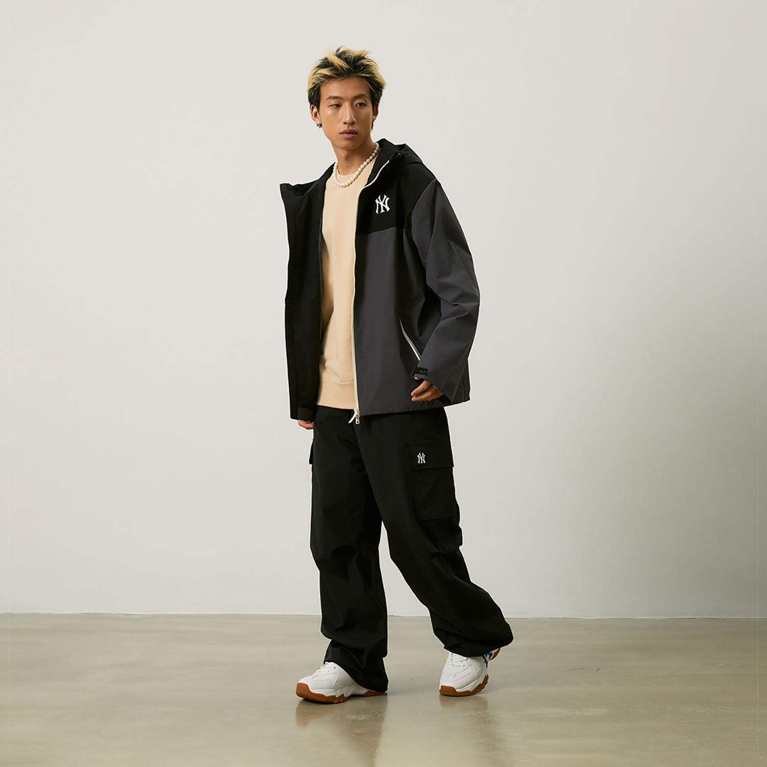 Sizing MLB Yankees Jaket Logo Reflektif Anti Angin & Air Abu-abu Unisex 24FW 3AWJB0344-50CGS