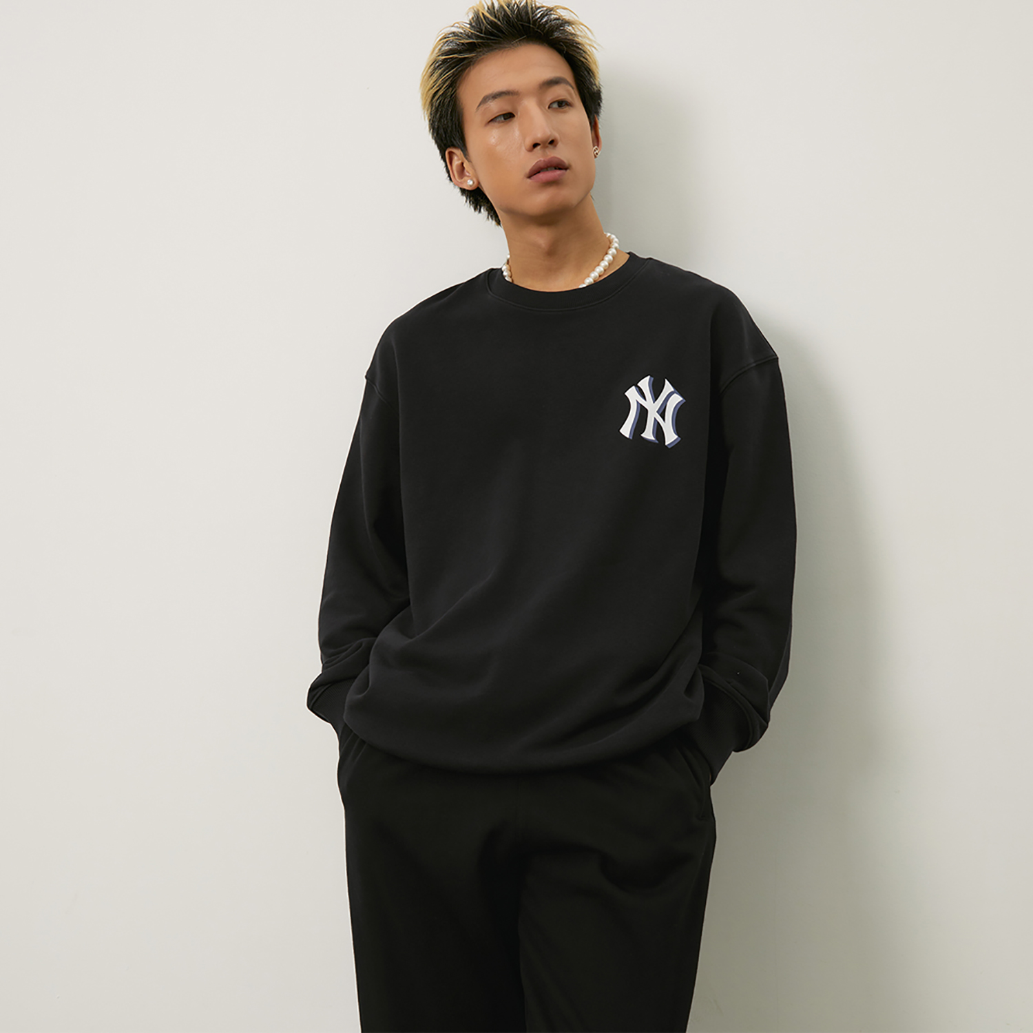 MLB Yankees 24FW Retro Denim Pop Logo Unisex Black Crewneck Sweatshirt 3AMTM1544-50BKS 圖 5