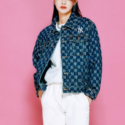 MLB 洋基隊滿版風衣牛仔外套 男女款 藍色 3ADKM0121-50BLS Shop MLB 洋基隊滿版風衣牛仔外套 男女款 藍色 3ADKM0121-50BLS