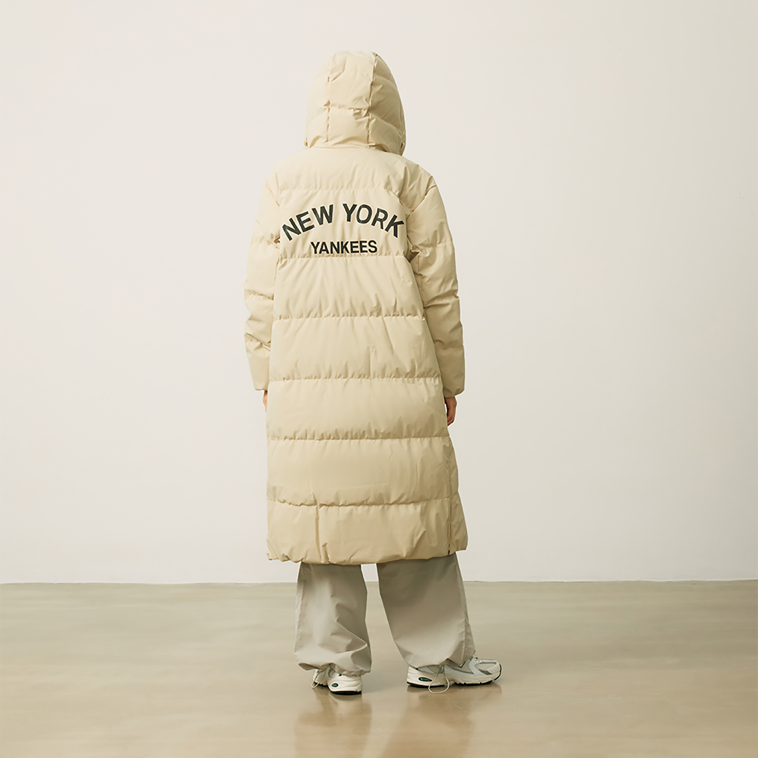 Purchase MLB Yankees FW24 Unisex Beige Long Waterproof Down Jacket with Letter Print. 3ADJB2146-50BGM