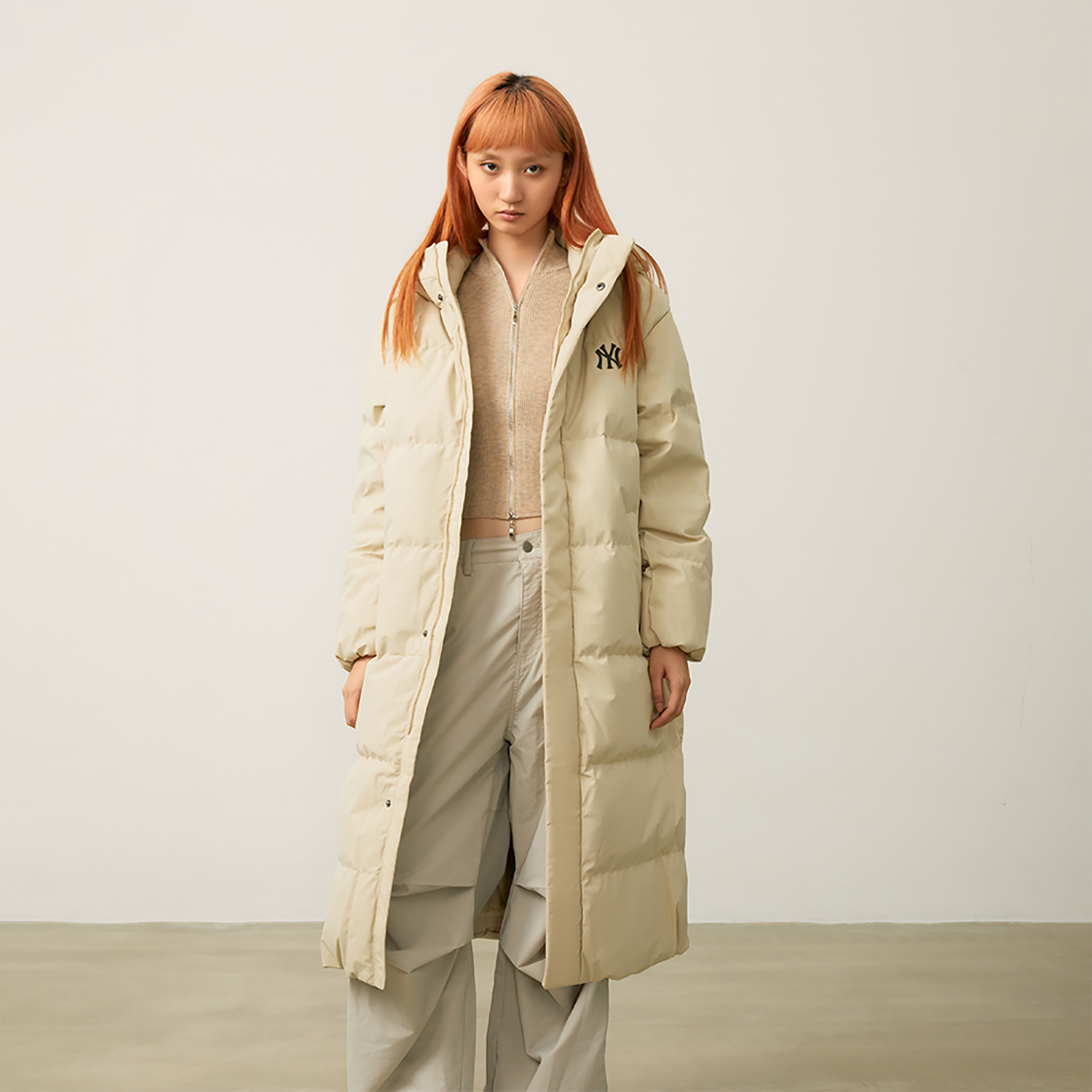 Sizing MLB Yankees FW24 Unisex Beige Long Waterproof Down Jacket with Letter Print. 3ADJB2146-50BGM