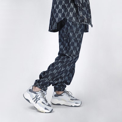 MLB Yankees Letter Print Jogger Jeans Unisex Dark Blue 3ADP02014-50BLD Sizing MLB Yankees Letter Print Jogger Jeans Unisex Dark Blue 3ADP02014-50BLD