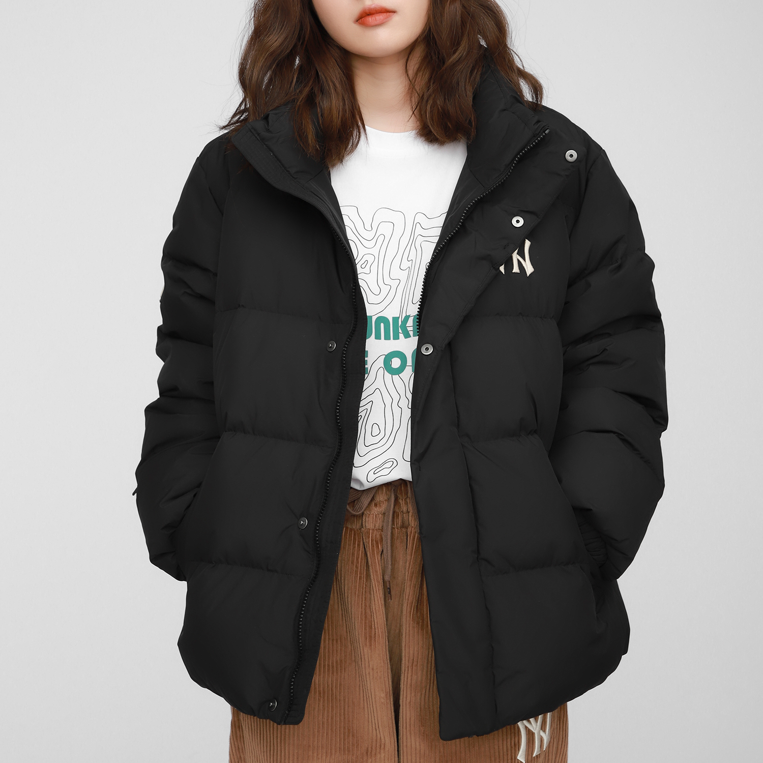 Shop MLB 洋基隊標誌印花黑色短版寬鬆版羽絨外套 男女長袖款 3ADJB0116-50BKS