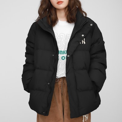 MLB 洋基隊標誌印花黑色短版寬鬆版羽絨外套 男女長袖款 3ADJB0116-50BKS Shop MLB 洋基隊標誌印花黑色短版寬鬆版羽絨外套 男女長袖款 3ADJB0116-50BKS