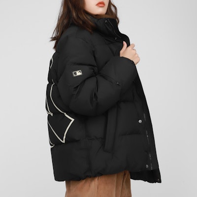 MLB 洋基隊標誌印花黑色短版寬鬆版羽絨外套 男女長袖款 3ADJB0116-50BKS Sizing MLB 洋基隊標誌印花黑色短版寬鬆版羽絨外套 男女長袖款 3ADJB0116-50BKS