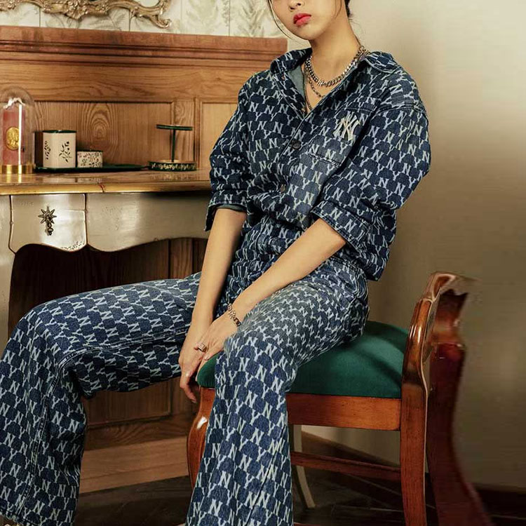 Shop Camisa de Manga Larga Unisex MLB Yankees Monograma Denim Azul 31WSN3041-50U