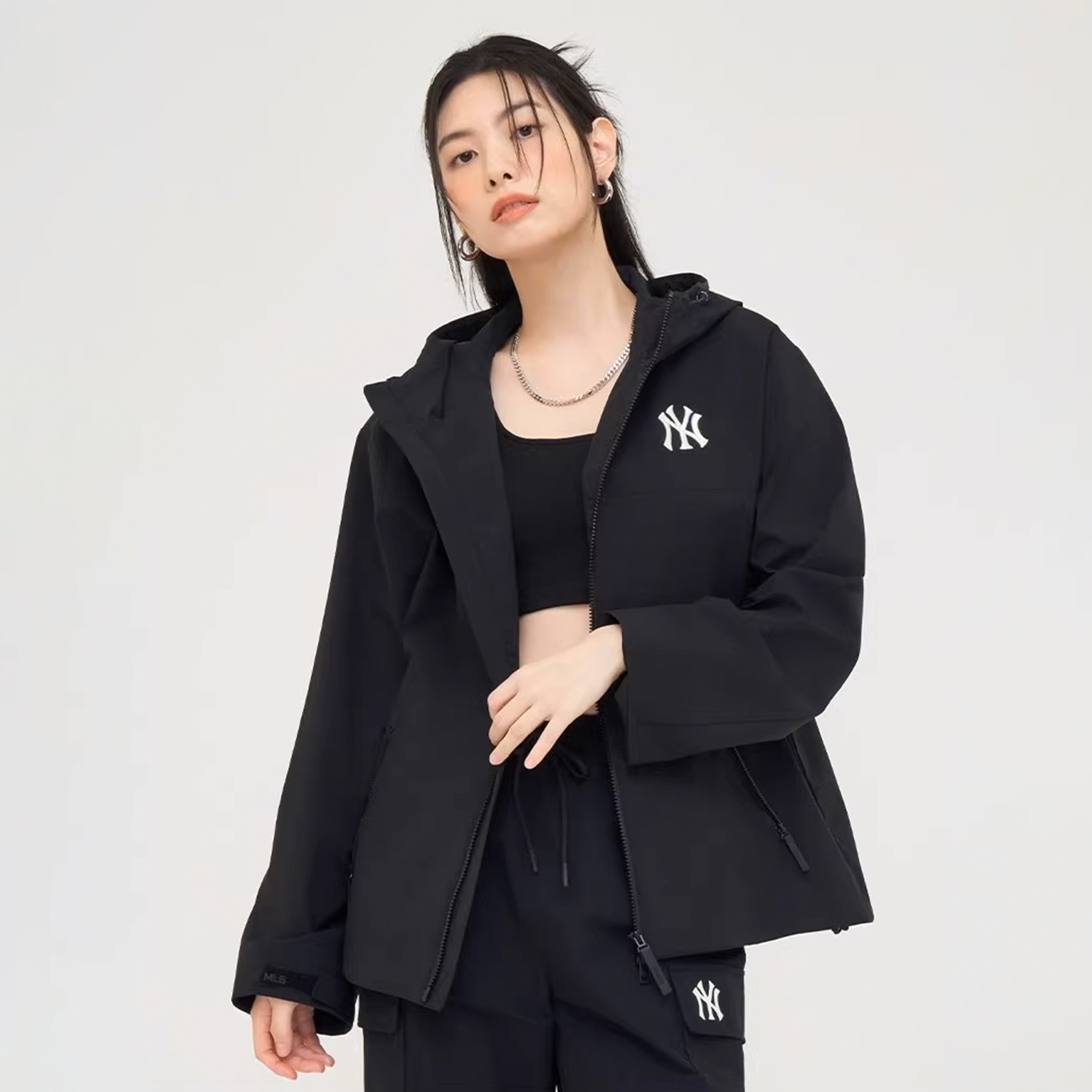 Shop Jaket MLB Yankees Logo Reflektif Tahan Air Hitam Unisex 3AWJB0344-50BKS