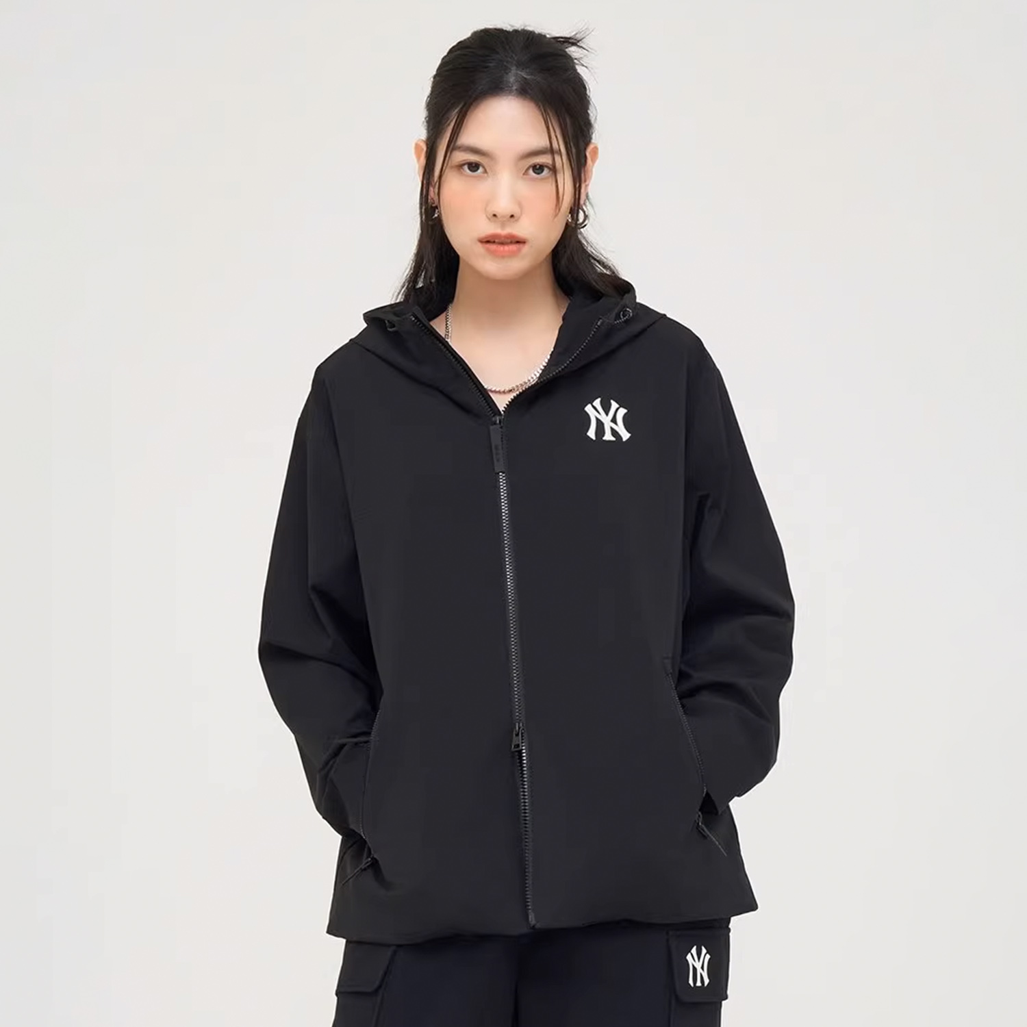 Purchase Jaket MLB Yankees Logo Reflektif Tahan Air Hitam Unisex 3AWJB0344-50BKS