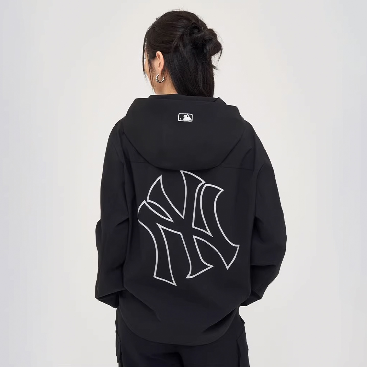 Details for Jaket MLB Yankees Logo Reflektif Tahan Air Hitam Unisex 3AWJB0344-50BKS