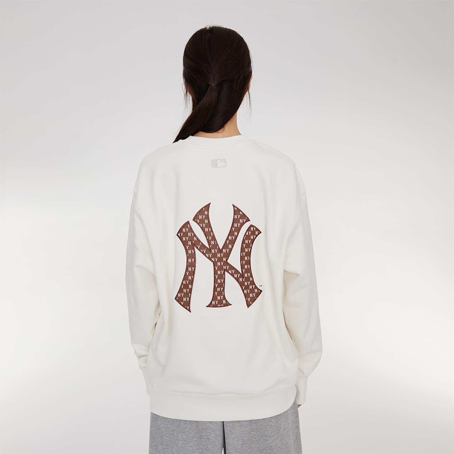 MLB Yankees Red Sox FW23 White Crewneck Sweatshirt Unisex Logo Print 3AMTM1234-50CRS 圖 4