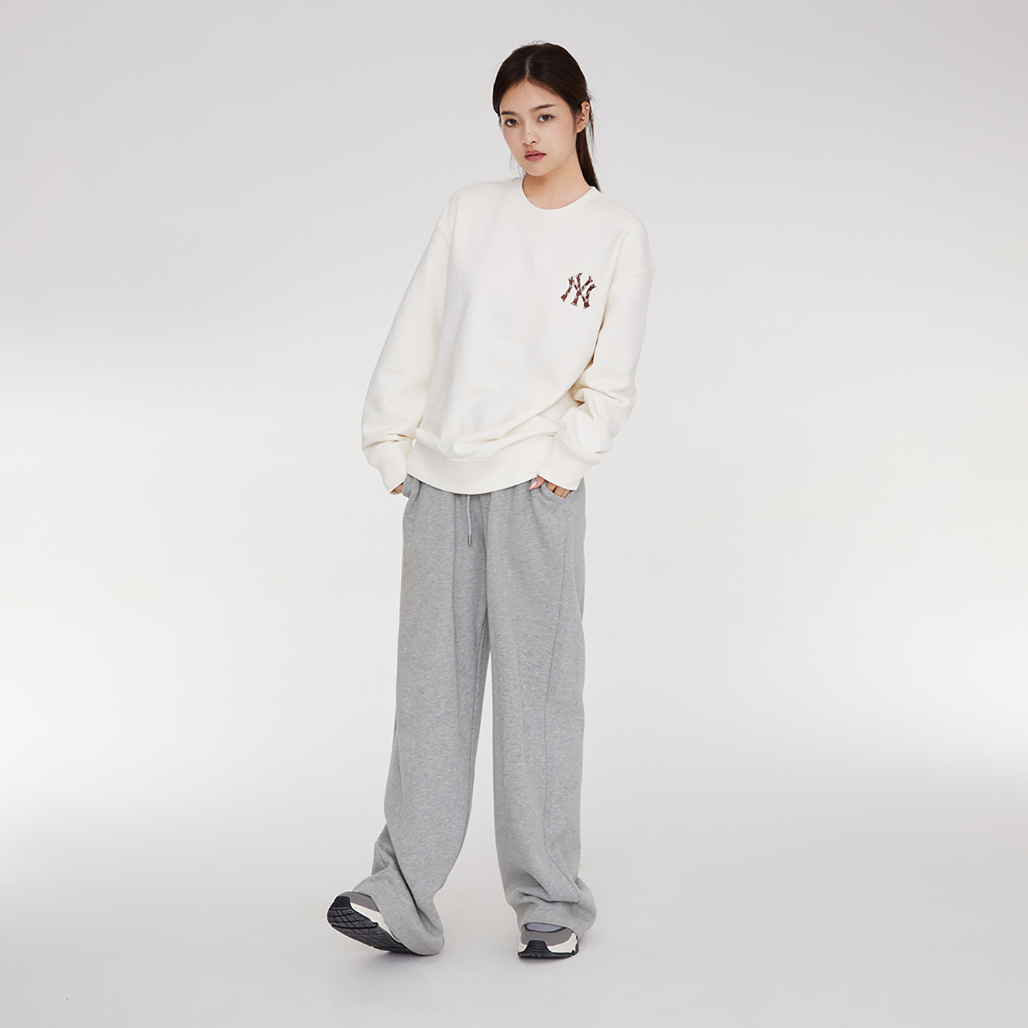 MLB Yankees Red Sox FW23 White Crewneck Sweatshirt Unisex Logo Print 3AMTM1234-50CRS 圖 6