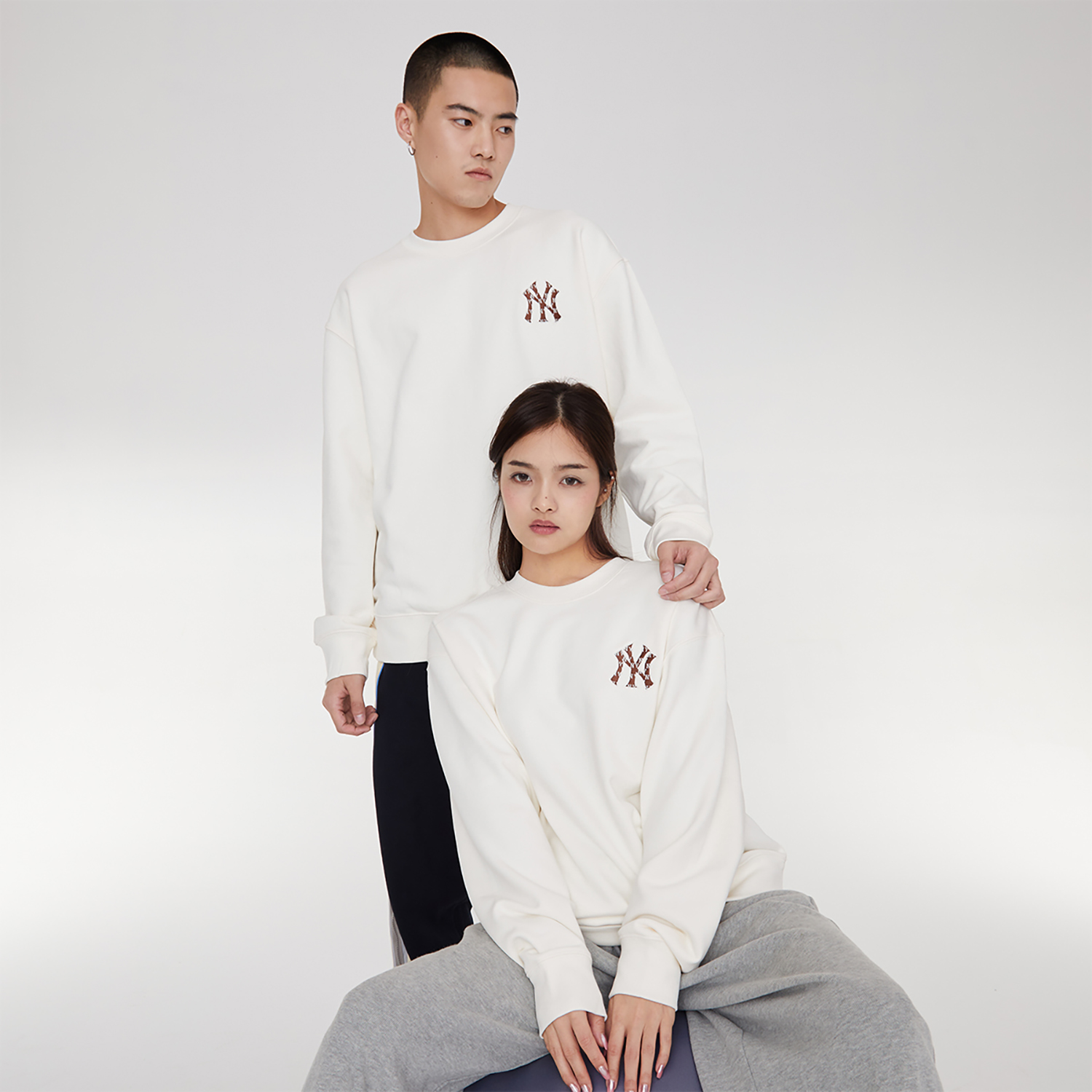 MLB Yankees Red Sox FW23 White Crewneck Sweatshirt Unisex Logo Print 3AMTM1234-50CRS 圖 8