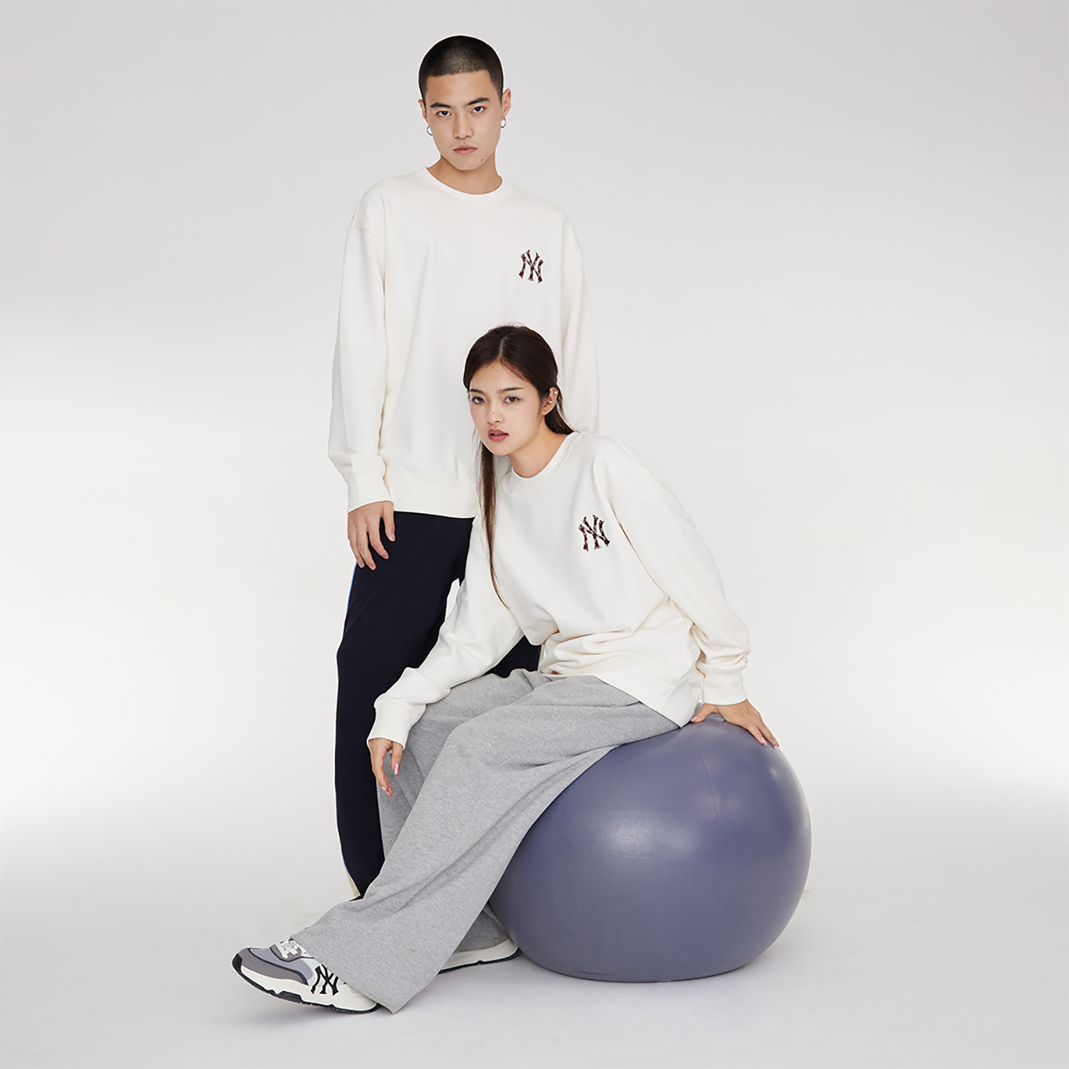 MLB Yankees Red Sox FW23 White Crewneck Sweatshirt Unisex Logo Print 3AMTM1234-50CRS 圖 9