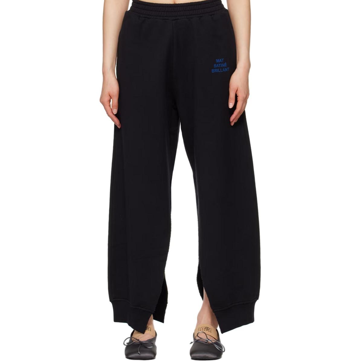 Lookbook MM6 Maison Margiela Seluar Cetak Huruf Unisex Hitam Belahan Sisi SS24. S62KB0209M25003-900