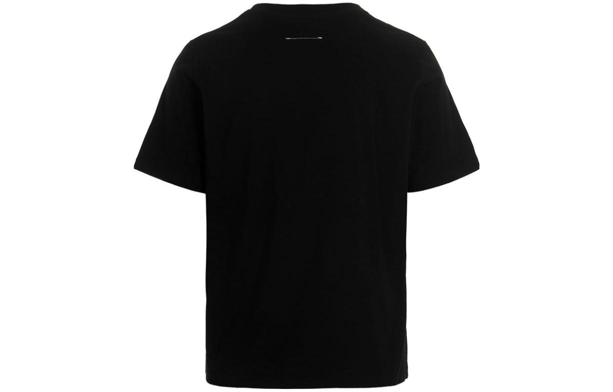 Lookbook MM6 메종 마르지엘라 디스트로이드 로고 프린트 블랙 티셔츠 SS23 컬렉션. S62GD0156S23588-900