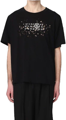 MM6 메종 마르지엘라 디스트로이드 로고 프린트 블랙 티셔츠 SS23 컬렉션. S62GD0156S23588-900 Shop MM6 메종 마르지엘라 디스트로이드 로고 프린트 블랙 티셔츠 SS23 컬렉션. S62GD0156S23588-900