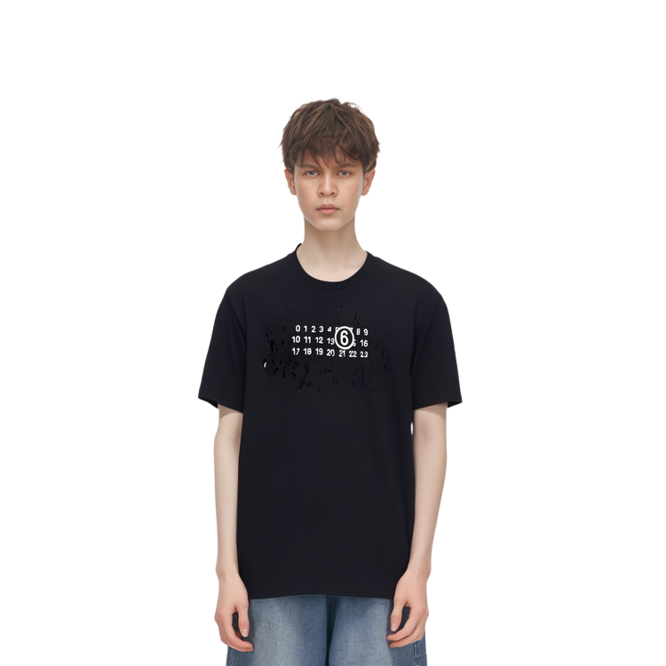 Purchase MM6 메종 마르지엘라 디스트로이드 로고 프린트 블랙 티셔츠 SS23 컬렉션. S62GD0156S23588-900