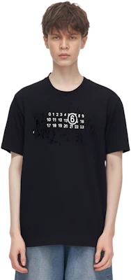 MM6 메종 마르지엘라 디스트로이드 로고 프린트 블랙 티셔츠 SS23 컬렉션. S62GD0156S23588-900 Purchase MM6 메종 마르지엘라 디스트로이드 로고 프린트 블랙 티셔츠 SS23 컬렉션. S62GD0156S23588-900