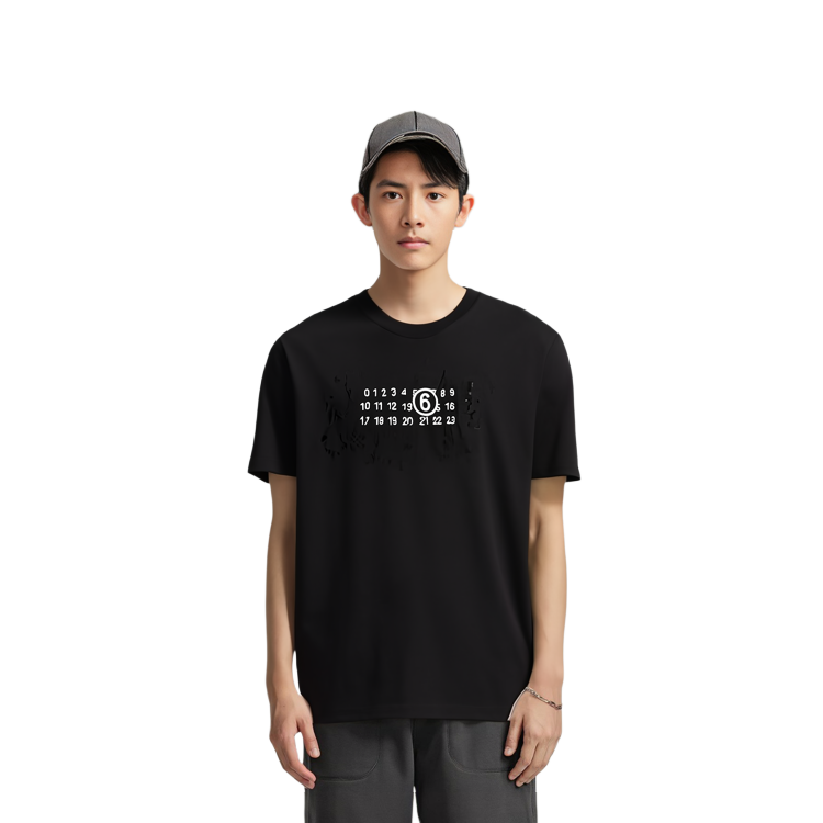 Details for MM6 메종 마르지엘라 디스트로이드 로고 프린트 블랙 티셔츠 SS23 컬렉션. S62GD0156S23588-900